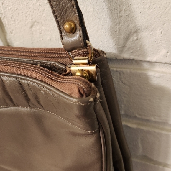 Etienne Aigner Brown Vintage Bag with Adjustable Strap and Zipper Closure - Picture 4 of 15